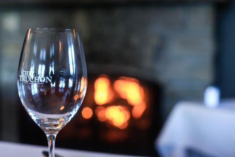Verre à vin et feu de foyer Chez truchon