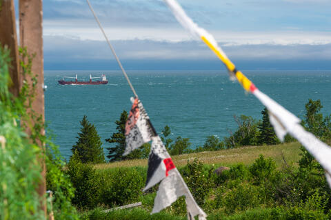 Fleuve fanion et bateau Charlevoix