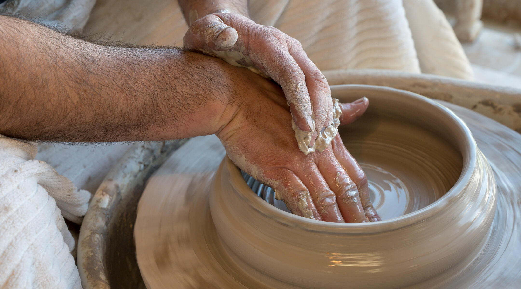 Mains potier tour argile Les Ateliers Charlevoix Stéphane Bouchard