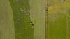 Vue aérienne tracteur dans un champs