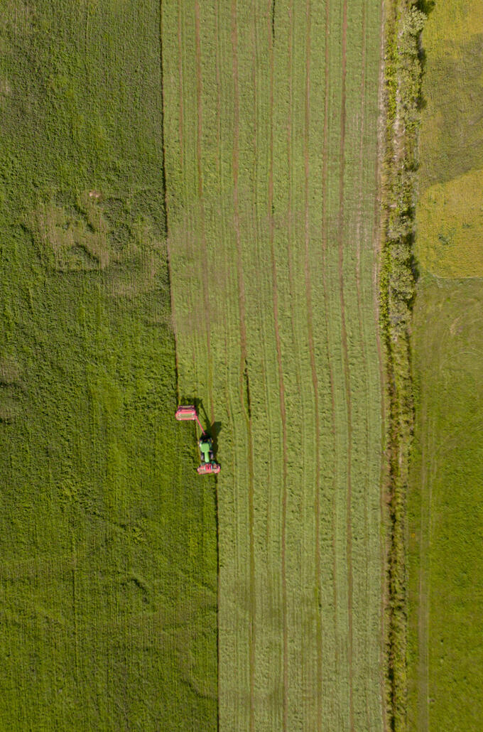 Vue aérienne tracteur dans un champs